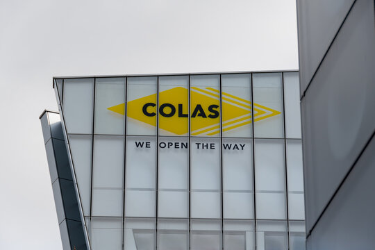 Paris, France - 21 mars 2021: Logo sur le b&acirc;timent abritant le si&egrave;ge de Colas, entreprise fran&ccedil;aise de travaux publics filiale du groupe Bouygues