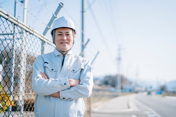 電気工事士・電力会社・作業着を着た男性
