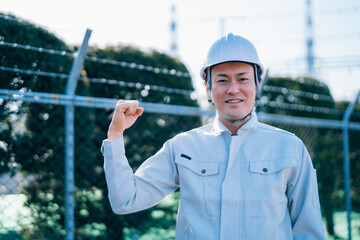 電気工事士・電力会社・作業着を着た男性
