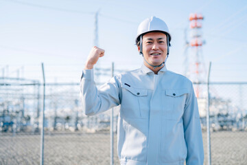 電気工事士・電力会社・作業着を着た男性
