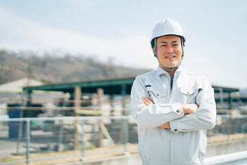 足場工事・建築業・作業着を着た男性
