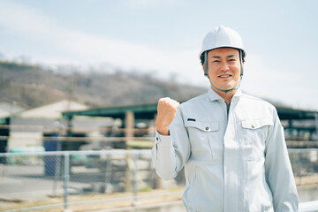 足場工事・建築業・作業着を着た男性

