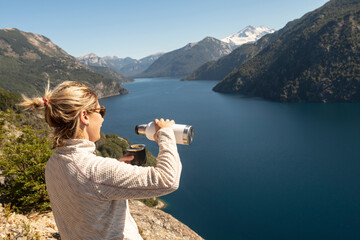 Disfrutando del aire puro y del paisaje mientras bebe unos ricos mates en Patagonia. 