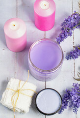 Obraz na płótnie Canvas Lavender beauty products on a wooden table