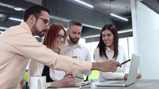 Grupo de gente joven creativa en lluvia de ideas en oficina