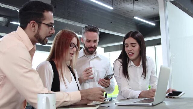 Grupo de gente joven creativa en lluvia de ideas en oficina