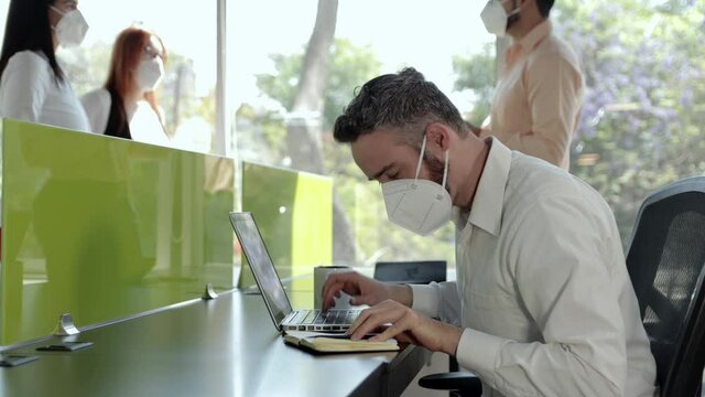 Hombre trabajando en oficina con computadora personal
