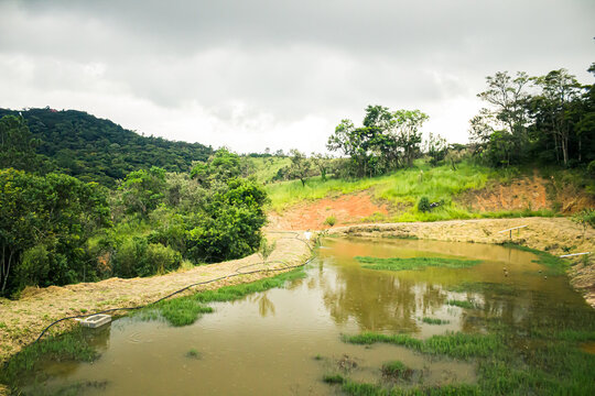 Paisagem nas montanhas com lago 