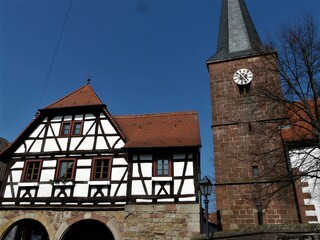 Altes Fachwerk-Rathaus mit Turm der Protestantischen Kirche in Heuchelheim-Klingen / Pfalz