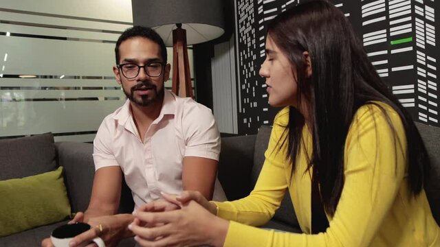 Hombre y mujer platicando en sala de espera