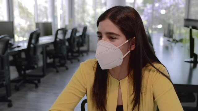 Mujer joven atractiva platicando en sala de juntas de oficina