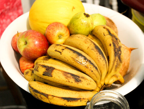 Cesta de frutas tropicais diversas