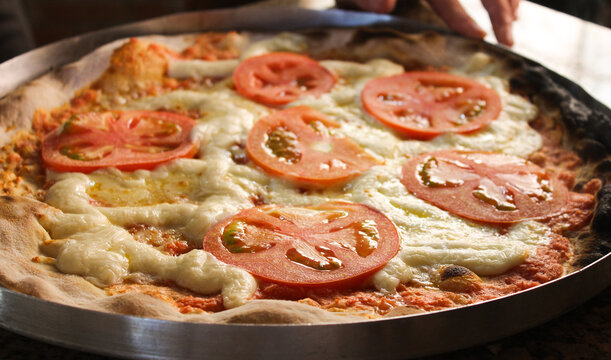 Deliciosa pizza de Mu&ccedil;arela com tomates