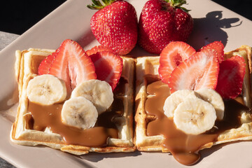 Waffle de Frutillas con Banana y Dulce de Leche, clásico desayuno Argentino. 