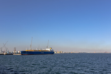 海上に停泊中している貨物船（本牧ふ頭／神奈川）