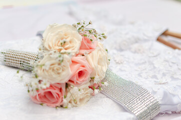 bouquet de rosas y vestido de novia