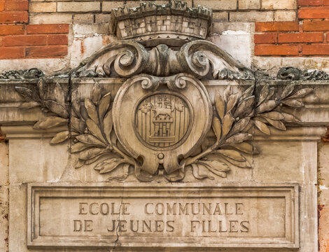 Fronton d&rsquo;&eacute;cole communale de jeunes filles 