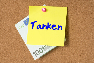 Eine Pinnwand, Euro Geldschein und Kosten für Tanken