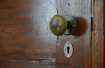 Fototapeta na wymiar Old wooden doorknob in the room