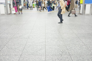 駅の改札前の人々の風景
