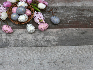 Osternest mit Blumen und Hyazinthen