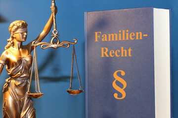 Symbolbild: Fachbuch Familienrecht und eine Justitia