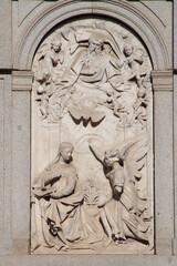 Bajo relieve escupido Catedral de la Almudena