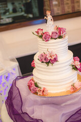 Obraz na płótnie Canvas Wedding cake decorated with flowers and roses