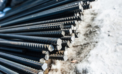 metal bars are lying in a pile on a construction site