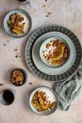 Petit déjeuner muesli granola amande et bananes 