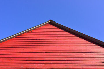 Graphique triangle de toit rouge en bois sur ciel bleu