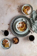 Petit déjeuner muesli granola amande et bananes 