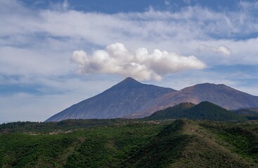 El volcán Teide desde el suroeste de la isla (Desde Santiago del Teide, isla de Tenerife, España). El volcán coronado por una pequeña nube al amanecer.