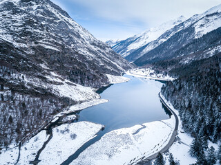 Lac d'Estaing prise de vue drone hiver neige Pyrénées