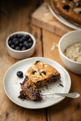 Part de gâteau fait maison myrtille et amandes