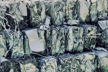 積み上げられた金属類の産業廃棄物