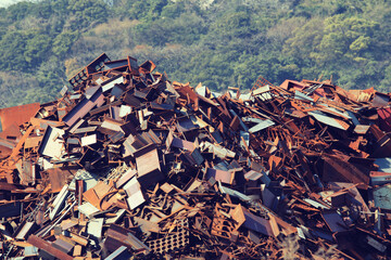 積み上げられた金属類の産業廃棄物