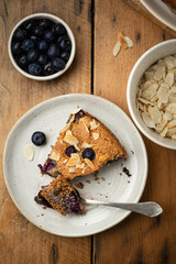 Part de gâteau fait maison myrtille et amandes