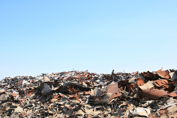 積み上げられた金属類の産業廃棄物