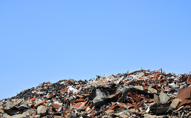 積み上げられた金属類の産業廃棄物