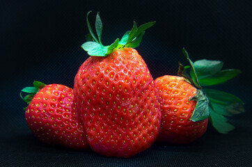 Dettaglio di fragole su fondo nero