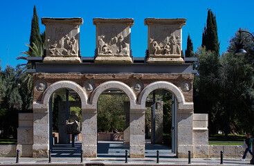 Archi d'ingresso alla piazza del vecchio ospedale di Valencia, oggi sede della biblioteca comunale...