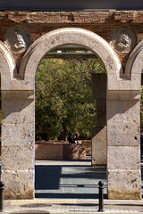 Archi d'ingresso alla piazza del vecchio ospedale di Valencia, oggi sede della biblioteca comunale...
