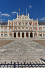 Obraz premium Facciata del palazzo reale di Aranjuez, vicino a Madrid, con iscrizione latina 
