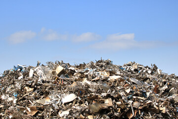 積み上げられた金属類の産業廃棄物