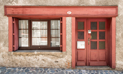 Fototapeta premium Façade de maison de village à Blesle, Haute-Loire, France