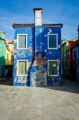 Fototapeta na wymiar Una casa blu di Burano