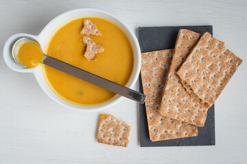 Yellow lentil soup with crackers 