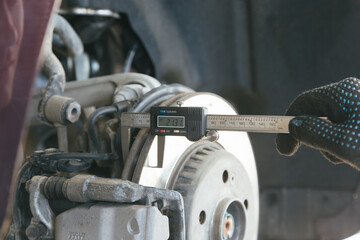 Measuring the thickness of the brake disc