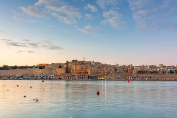 Obraz premium Beautiful coastline of Valletta city at sunset, Malta.